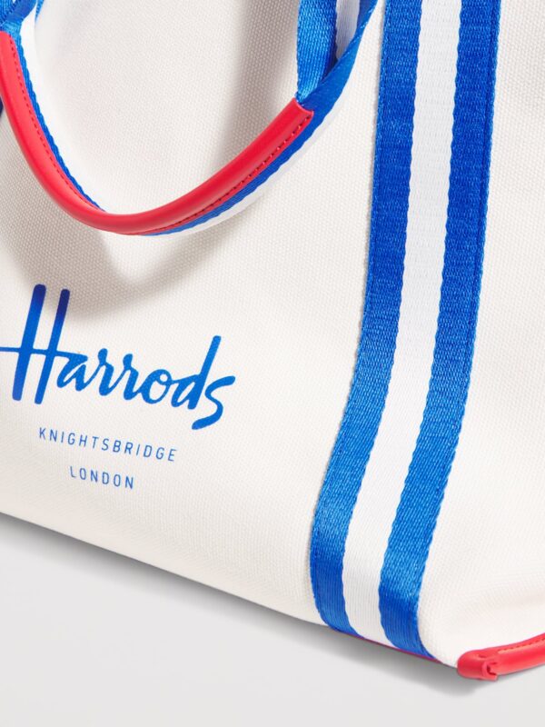 Harrods Britannia 托特包側面角度,展示雙頂部提手與包體挺立結構
