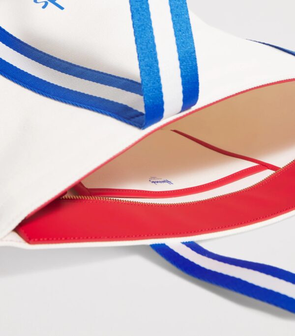 HDBB2532001_4 Harrods Large Britannia Tote Bag 手提情境展示,呈現英倫風格日常搭配