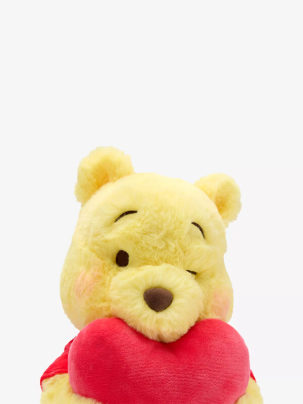 DNDB2610001-36 Disney 小熊維尼娃娃背面及底部,顯示品牌標籤與材質說明