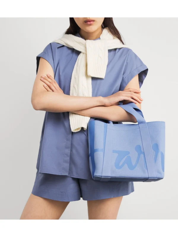 粉藍色 Harrods 淨色手提袋日常休閒穿搭示範 - 完美融入英倫優雅風格