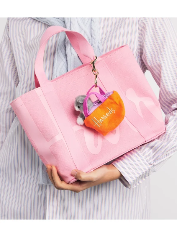 粉紅色 Harrods 淨色手提袋日常休閒穿搭示範 - 完美融入英倫優雅風格