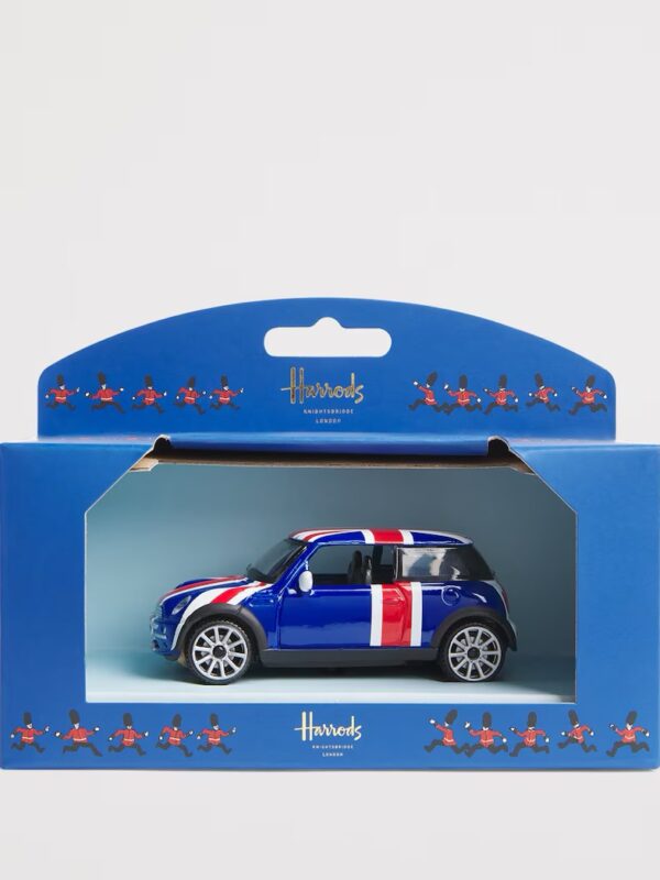 Harrods Mini Cooper 小車擺飾側面特寫,展示車身米字旗細節與精緻造型