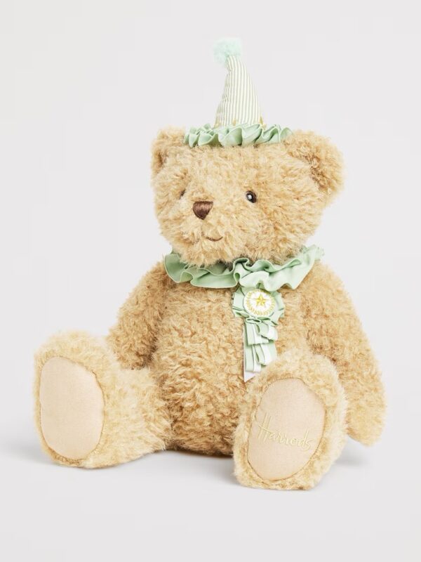 Harrods 生日快樂熊側面細節,柔軟再生聚酯纖維材質,憨萌表情特寫