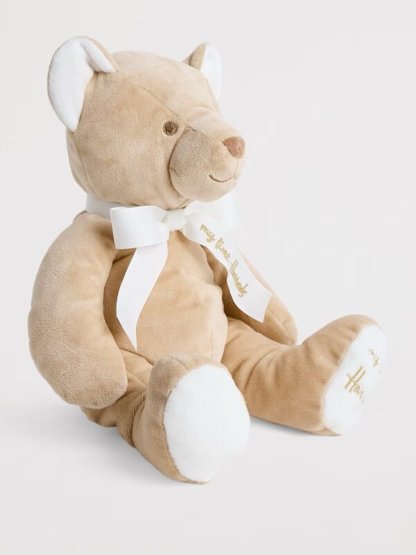 Harrods Henry Bear 小熊玩偶側面細節,柔軟再生聚酯纖維材質與精緻車縫工藝