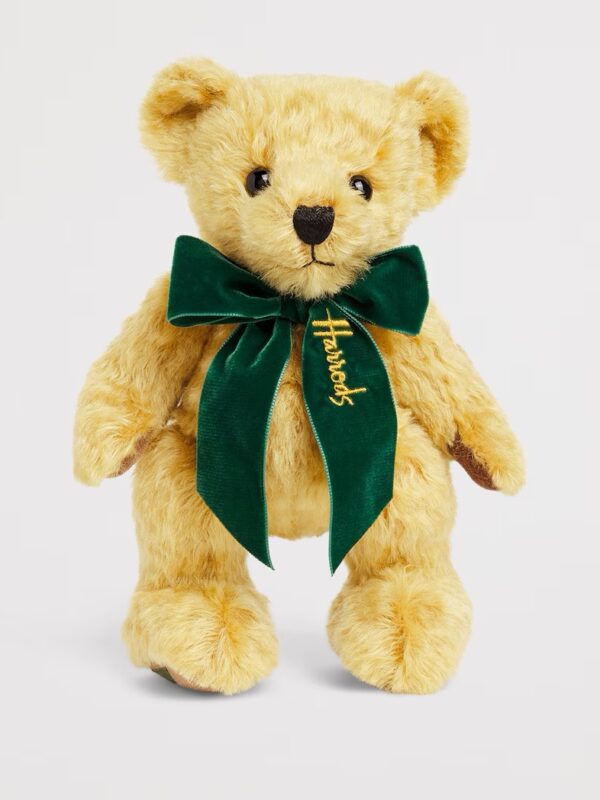 Harrods × Merrythought 泰迪熊側面特寫,展示馬海毛材質光澤與手工縫製細節
