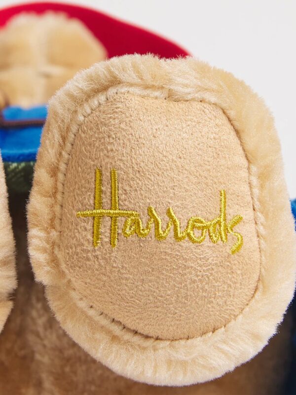Harrods 柏靈頓熊玩偶側面細節,展示柔軟再生聚酯纖維材質與精緻五官刺繡