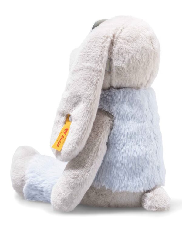STEIFF Hoppie 兔側面特寫,展示柔軟大耳與不鏽鋼品牌耳釦細節