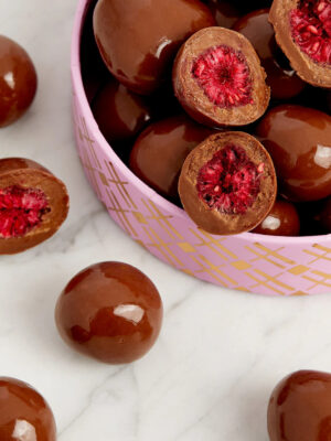 Harrods 哈洛德百貨 盒裝 覆莓牛奶巧克力球 覆盆子風味 下午茶點 奢華伴手禮 天然果乾