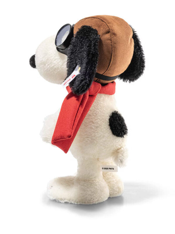 STEIFF Snoopy 娃娃側面特寫,呈現飛行員造型細節與馬海毛質感