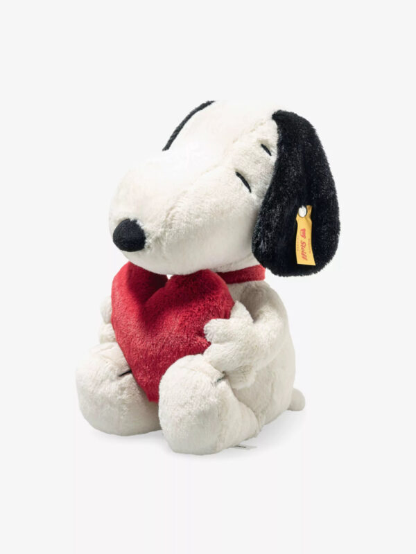 STEIFF 史努比玩偶側面特寫,呈現鬆軟耳朵造型與刺繡面部表情