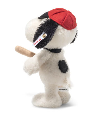 Steiff棒球史努比娃娃頭部特寫與專屬24K金耳釦防偽認證標誌