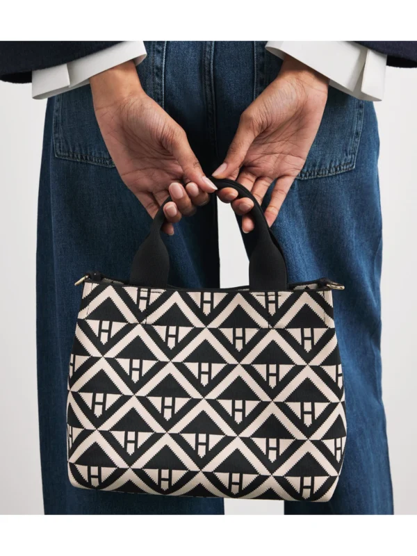 Harrods 幾何印花手提袋 - 100%再生聚酯纖維防刮材質特寫