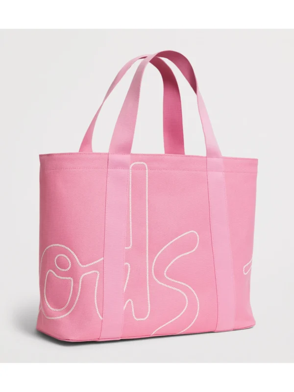 粉紅色 Harrods 防潑水包側面視角，展示包款立體硬挺版型