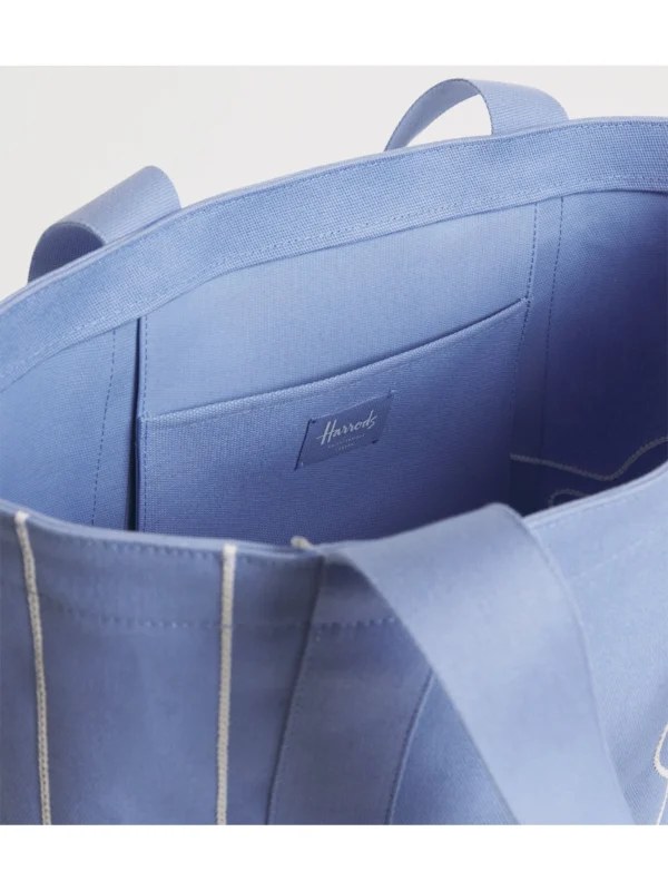 粉藍色 Harrods 肩背包內部寬敞收納展示，可放沙灘毛巾與度假備品