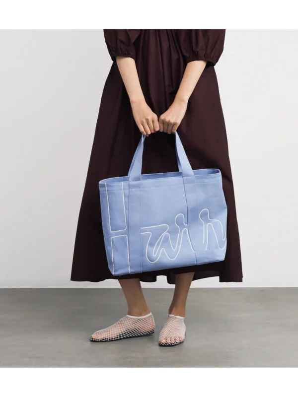 英國直購 Harrods 粉藍色沙灘包側面，15 × 40 × 33 公分黃金比例