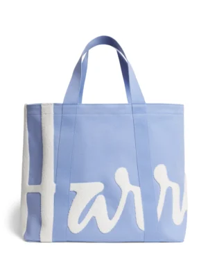 Harrods 粉藍色重磅厚帆布托特包正面，展示立體毛巾電繡品牌 Logo