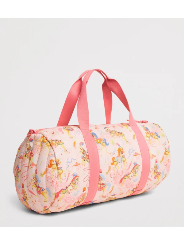 英國 Harrods 正品輕量尼龍旅行包側面視角，雙頂提手與實用前置插袋細節