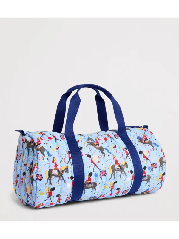 英國 Harrods 正品輕量尼龍提袋側面，展示立體絎縫菱格紋與前置插袋細節