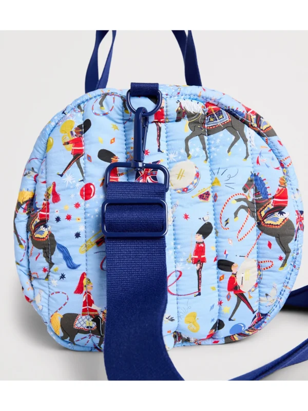 粉藍色 Harrods 旅行包大容量內部空間與實用多插袋收納示意