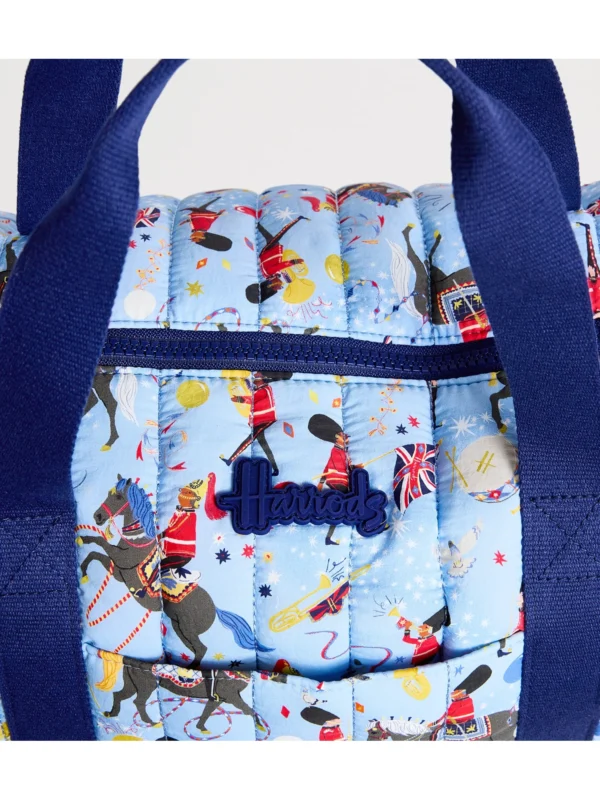 Harrods 英國皇家衛兵遊行圖騰近拍與精緻琺瑯五金拉鍊細節展示