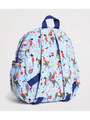 粉藍色 Harrods 尼龍休閒後背包背部展示，含可調式雙肩帶設計