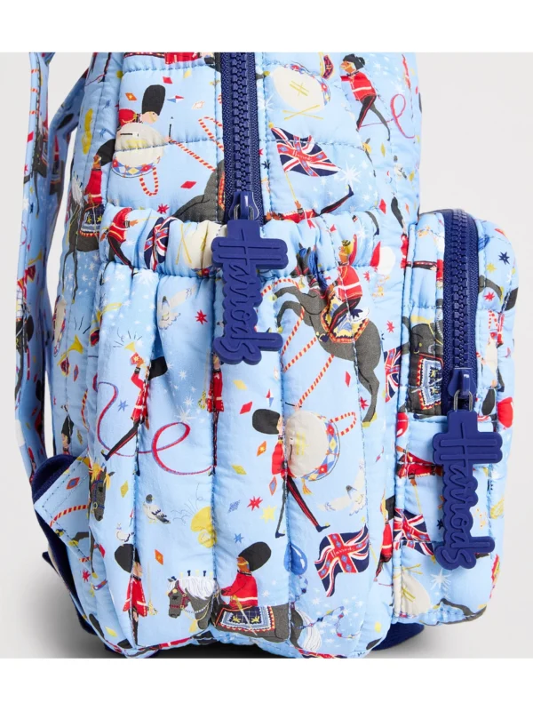 英國 Harrods 正品粉藍雙肩包側面視角，展示立體剪裁與兩側實用插袋