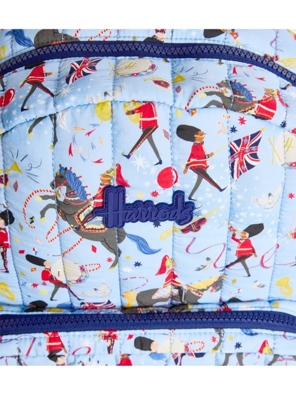 Harrods 英國皇家衛兵遊行圖騰近拍與精緻琺瑯五金拉鍊特寫