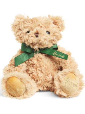 Harrods 捲毛亨利熊絨毛玩具側面展示,採用環保再生聚酯纖維製作