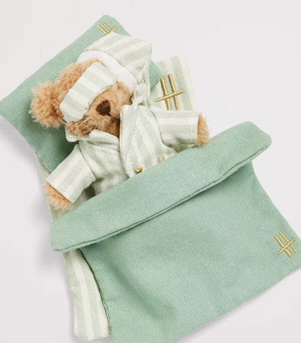 Harrods 亨利熊絨毛玩具側面細節，使用環保再生聚酯纖維製作