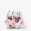 SFAK2610001-12_3 STEIFF Hoppie 芭蕾兔吊飾背面與舞裙蕾絲網紗細節特寫,約16cm尺寸對比展示