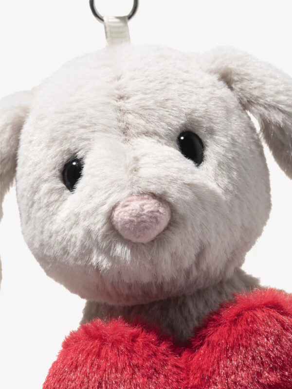 Steiff Hoppie 兔子鑰匙圈細節展示 - 採用環保再生聚酯纖維材質與經典金屬耳釦