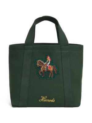 英國正品 Harrods 綠色重磅厚帆布手提包正面，展現經典燙金Logo與串珠騎馬布章