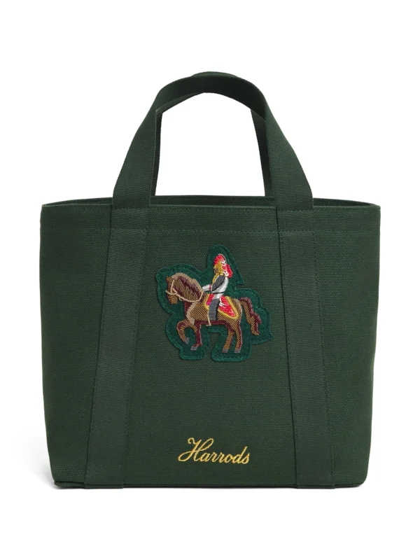 英國正品 Harrods 綠色重磅厚帆布手提包正面，展現經典燙金Logo與串珠騎馬布章
