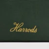 Harrods 綠色手提包細節放大：復古燙金標誌與精緻串珠騎馬貼片