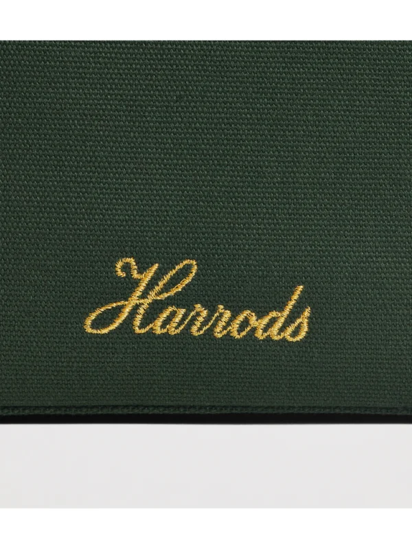 Harrods 綠色手提包細節放大：復古燙金標誌與精緻串珠騎馬貼片