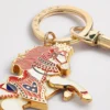 HARRODS Carousel Pony Keyring_2 Harrods 旋轉木馬金屬鑰匙圈夾扣五金細節,適合搭配女包的精緻英式質感禮物