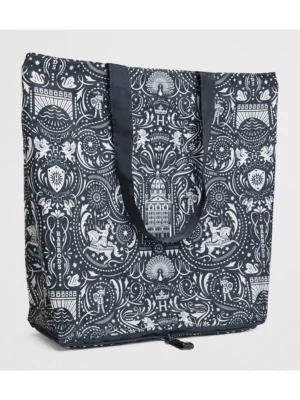 Harrods 騎士團折疊購物袋收納狀態，完美折疊至專屬拉鍊小袋，輕巧便攜不佔空間