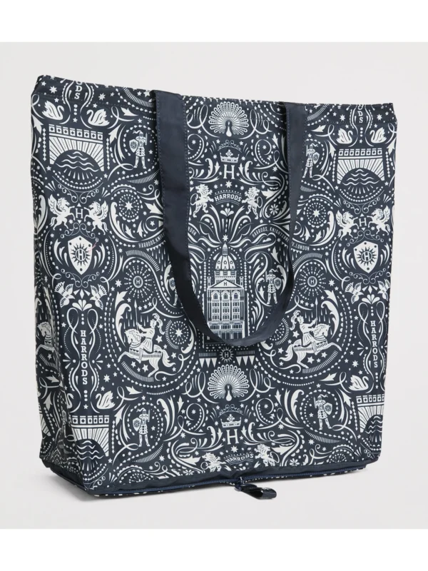 Harrods 騎士團折疊購物袋收納狀態，完美折疊至專屬拉鍊小袋，輕巧便攜不佔空間