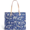 HARRODS Large Cotton Butterfly Tote Bag_1 英國直購 Harrods 藍色棉質大容量手提袋,滿版精緻蝴蝶與花卉藤蔓印花,搭配天然皮革雙手柄正面展示