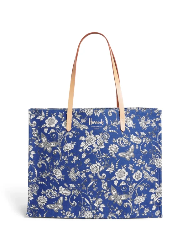 HARRODS Large Cotton Butterfly Tote Bag_1 英國直購 Harrods 藍色棉質大容量手提袋,滿版精緻蝴蝶與花卉藤蔓印花,搭配天然皮革雙手柄正面展示