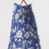 HARRODS Large Cotton Butterfly Tote Bag_6 Harrods 藍色棉質蝴蝶肩背包側面與內部空間細節,展示高質感未經處理皮革提把與實用內置插袋