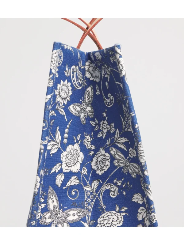 HARRODS Large Cotton Butterfly Tote Bag_6 Harrods 藍色棉質蝴蝶肩背包側面與內部空間細節,展示高質感未經處理皮革提把與實用內置插袋
