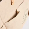 HARRODS Large Jute Garden Tote Bag_4 Harrods 黃麻花園手提袋側面細節,彰顯耐用黃麻材質與精緻縫線