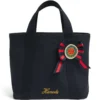 HARRODS Small Cotton Canvas British Rosette Tote Bag_1 Harrods 藍色重磅厚帆布手提包正面,展示英國勳章軍服絲帶花與亮片徽章細節