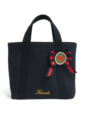 Harrods 藍色重磅厚帆布手提包正面，展示英國勳章軍服絲帶花與亮片徽章細節