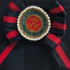 HARRODS Small Cotton Canvas British Rosette Tote Bag_3 Harrods 手提包精美玫瑰花結胸針特寫,包含條紋緞帶、珍珠感珠飾與金色字母圖案
