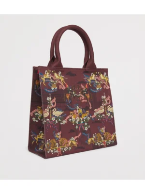 Harrods 酒紅色手提袋滿版印花特寫 - 展現獅子、天鵝與皇家地標等經典英國設計