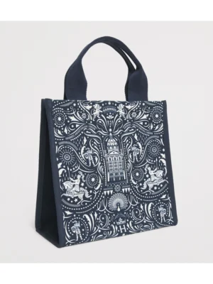 Harrods 深藍色純棉手提包細節特寫 - 展現騎士橋傳說與精緻提花工藝