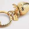 HARRODS Strawberry Keyring_2 Harrods 草莓金屬鑰匙圈背面與金色夾扣細節展示,精緻英式伴手禮推薦