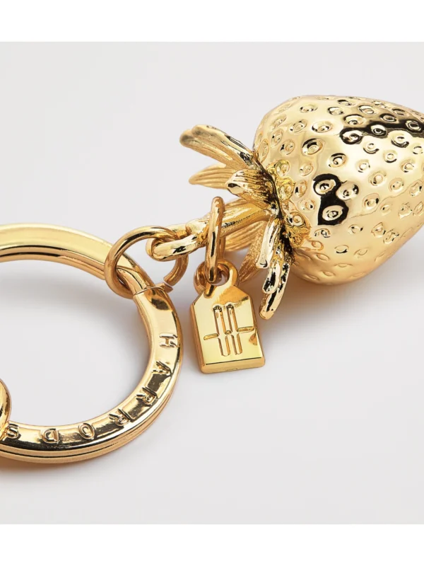 HARRODS Strawberry Keyring_2 Harrods 草莓金屬鑰匙圈背面與金色夾扣細節展示,精緻英式伴手禮推薦